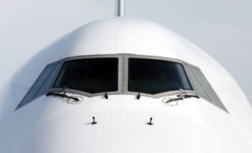 Πιλότος προσπάθησε να μπει στο αεροπλάνο από το παράθυρο του κόκπιτ (vid)