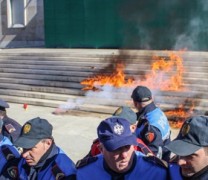 Αντικυβερνητικές διαδηλώσεις στην Αλβανία (vid) Αντικυβερνητικές διαδηλώσεις στην Αλβανία (vid)