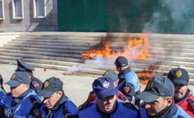 Αντικυβερνητικές διαδηλώσεις στην Αλβανία (vid) Αντικυβερνητικές διαδηλώσεις στην Αλβανία (vid)