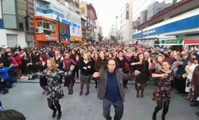 Εκατοντάδες Τούρκοι χορεύουν στη Σμύρνη το “Ζεϊμπέκικο της Ευδοκίας” (vid)