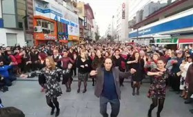 Εκατοντάδες Τούρκοι χορεύουν στη Σμύρνη το “Ζεϊμπέκικο της Ευδοκίας” (vid) Εκατοντάδες Τούρκοι χορεύουν στη Σμύρνη το “Ζεϊμπέκικο της Ευδοκίας” (vid)
