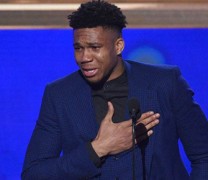 Από την κορυφή του κόσμου ο Γιάννης ευχαριστεί τους Έλληνες (vid) Από την κορυφή του κόσμου ο Γιάννης ευχαριστεί τους Έλληνες (vid)