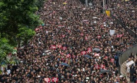 Χάος στο Χονγκ Κονγκ: Δύο εκατομμύρια στους δρόμους