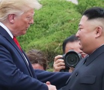 Ο Τραμπ πάτησε στο έδαφος της Βόρειας Κορέας (vid) Ο Τραμπ πάτησε στο έδαφος της Βόρειας Κορέας (vid)