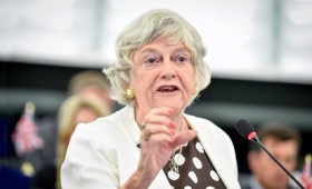 Επική ομιλία Αγγλίδας ευρωβουλευτού για τη λευτεριά των λαών (vid) Επική ομιλία Αγγλίδας ευρωβουλευτού για τη λευτεριά των λαών (vid)