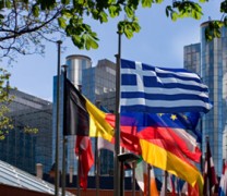 Η άνοδος και η πτώση του εισοδήματος των Ελλήνων Η άνοδος και η πτώση του εισοδήματος των Ελλήνων