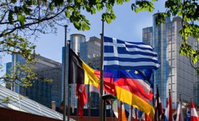 Η άνοδος και η πτώση του εισοδήματος των Ελλήνων Η άνοδος και η πτώση του εισοδήματος των Ελλήνων