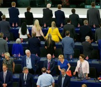 Γύρισαν την πλάτη τους στον γερμανικό ύμνο (vid) Γύρισαν την πλάτη τους στον γερμανικό ύμνο (vid)