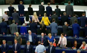 Γύρισαν την πλάτη τους στον γερμανικό ύμνο (vid) Γύρισαν την πλάτη τους στον γερμανικό ύμνο (vid)