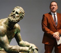 Ο Κέβιν Σπέισι απαγγέλει ποίηση σε μουσείο της Ρώμης Ο Κέβιν Σπέισι απαγγέλει ποίηση σε μουσείο της Ρώμης