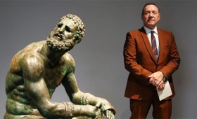Ο Κέβιν Σπέισι απαγγέλει ποίηση σε μουσείο της Ρώμης