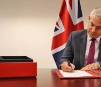 Brexit: Ο υπουργός Στήβεν Μπάρκλεϊ υπέγραψε την Πράξη Αποχώρησης (vid) Brexit: Ο υπουργός Στήβεν Μπάρκλεϊ υπέγραψε την Πράξη Αποχώρησης (vid)