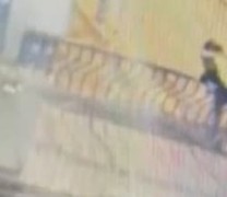 Ζευγάρι έπεσε στο κενό την ώρα που φιλιόταν (vid) Ζευγάρι έπεσε στο κενό την ώρα που φιλιόταν (vid)