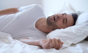 Υπνική άπνοια: Συμπτώματα, αιτίες και θεραπεία Υπνική άπνοια: Συμπτώματα, αιτίες και θεραπεία