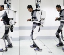 Παράλυτος περπατά ξανά με εξωσκελετό που τον κινεί με τη σκέψη του (vid) Παράλυτος περπατά ξανά με εξωσκελετό που τον κινεί με τη σκέψη του (vid)