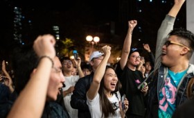 Χονγκ Κονγκ: Σαρωτική νίκη των δημοκρατικών δυνάμεων στις εκλογές (vid)