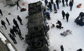 19 νεκροί στη Ρωσία από πτώση λεωφορείου σε παγωμένο ποταμό (vid)