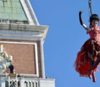 Το πέταγμα του Αγγέλου στο καρναβάλι της Βενετίας (vid) Το πέταγμα του Αγγέλου στο καρναβάλι της Βενετίας (vid)