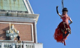 Το πέταγμα του Αγγέλου στο καρναβάλι της Βενετίας (vid)