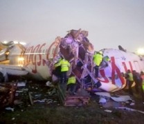 Αεροπλάνο της Pegasus κόπηκε σε τρία κομμάτια (vid) Αεροπλάνο της Pegasus κόπηκε σε τρία κομμάτια (vid)