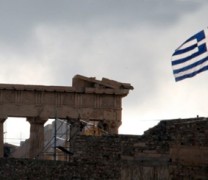 Μεσίστια η σημαία της Ακρόπολης τη μέρα της κηδείας του Μανώλη Γλέζου Μεσίστια η σημαία της Ακρόπολης τη μέρα της κηδείας του Μανώλη Γλέζου