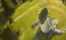 «Πέραν της κρίσης»: Ένα γιγαντιαίο, αισιόδοξο έργο σε λόφο της Ελβετίας «Πέραν της κρίσης»: Ένα γιγαντιαίο, αισιόδοξο έργο σε λόφο της Ελβετίας