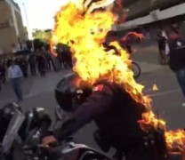 Μεξικό: Διαδηλωτές βάζουν φωτιά σε αστυνομικό για να καεί ζωντανός (vid)