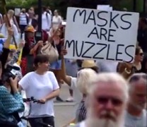 «Η μάσκα είναι φίμωτρο» – Μαχητικές διαδηλώσεις σε Λονδίνο και Βερολίνο (vid)