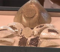 Βίντεο: Η πιο ακριβή μάσκα του κόσμου για την Covid-19 Βίντεο: Η πιο ακριβή μάσκα του κόσμου για την Covid-19