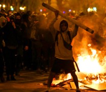 Covid-19: Συγκρούσεις μεταξύ αστυνομικών και διαδηλωτών στη Βαρκελώνη