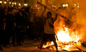 Covid-19: Συγκρούσεις μεταξύ αστυνομικών και διαδηλωτών στη Βαρκελώνη