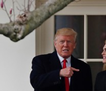 Ο Τραμπ και η σύζυγός του θετικοί στον κορονοϊό (vid) Ο Τραμπ και η σύζυγός του θετικοί στον κορονοϊό (vid)