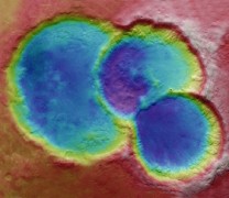 Έναν σπάνιο τριπλό κρατήρα στον Άρη φωτογράφισε το Mars Express (vid)
