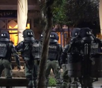 Θεσσαλονίκη: Συγκρούσεις διαδηλωτών με την αστυνομία για το lockdown (vid)