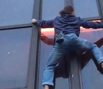 Σκαρφάλωσε σε ουρανοξύστη 210 μέτρων με τα χέρια (vid)