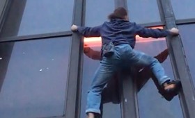 Σκαρφάλωσε σε ουρανοξύστη 210 μέτρων με τα χέρια (vid)