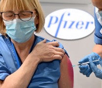 “Μην κάνετε το εμβόλιο της Pfizer αν είστε αλλεργικοί”
