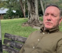 Χριστουγεννιάτικο βίντεο από τον Κέβιν Σπέισι για όσους είναι μόνοι τις γιορτές Χριστουγεννιάτικο βίντεο από τον Κέβιν Σπέισι για όσους είναι μόνοι τις γιορτές