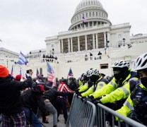 Χάος στις ΗΠΑ: Γυναίκα έπεσε νεκρή στο Καπιτώλιο από πυρά στρατιωτών (vid) Χάος στις ΗΠΑ: Γυναίκα έπεσε νεκρή στο Καπιτώλιο από πυρά στρατιωτών (vid)