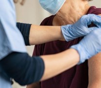 63χρονη Ελληνίδα πέθανε αφού έκανε το εμβόλιο της AstraZeneca / Vaxzevria 63χρονη Ελληνίδα πέθανε αφού έκανε το εμβόλιο της AstraZeneca / Vaxzevria