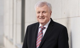 Χορστ Ζέεχοφερ: Έκανε το εμβόλιο της Pfizer και έπαθε κορονοϊό! Χορστ Ζέεχοφερ: Έκανε το εμβόλιο της Pfizer και έπαθε κορονοϊό!