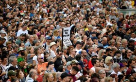 Διαδήλωση Λονδίνου κατά εμβολίων: «Στους γιατρούς αξίζουν δίκες Νυρεμβέργης»