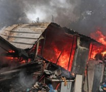 Πύρινη κόλαση στη Σταμάτα: Σπίτια έχουν παραδοθεί στις φλόγες (vid)
