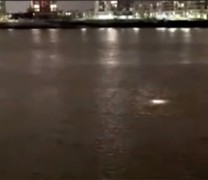 Μυστηριώδες φως κάτω από τον Τάμεση (vid) Μυστηριώδες φως κάτω από τον Τάμεση (vid)