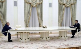 Γιατί αυτό το τόσο μακρουλό τραπέζι στη σύσκεψη Μακρόν και Πούτιν;