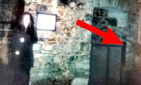 Ένα φάντασμα με γυαλιά σε φωτογραφία μιας περιβόητης στοιχειωμένης φυλακής (vid) Ένα φάντασμα με γυαλιά σε φωτογραφία μιας περιβόητης στοιχειωμένης φυλακής (vid)