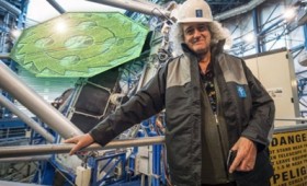 Ο Brian May των Queen φωτογραφίζει ένα εξωγήινο αγρογλυφικό (vid) Ο Brian May των Queen φωτογραφίζει ένα εξωγήινο αγρογλυφικό (vid)