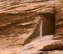 Μια «Πόρτα» στο βραχώδες τοπίο του Άρη – Πού οδηγεί άραγε; (vid)