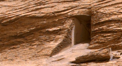 Μια «Πόρτα» στο βραχώδες τοπίο του Άρη – Πού οδηγεί άραγε; (vid)