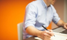 Με μισθό πείνας 330 ευρώ 1 στους 3 εργαζόμενους στον ιδιωτικό τομέα Με μισθό πείνας 330 ευρώ 1 στους 3 εργαζόμενους στον ιδιωτικό τομέα